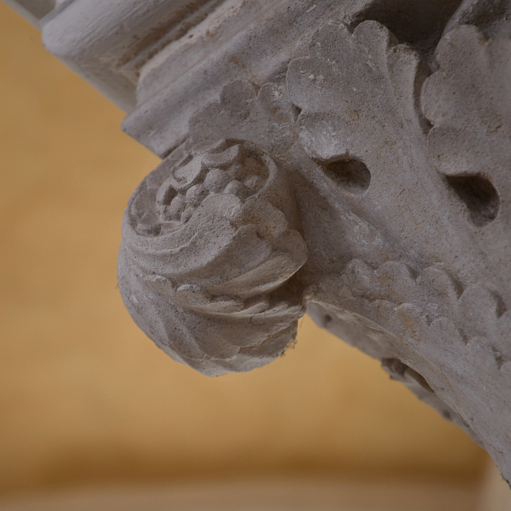 Anja Katharina Elmsheuser Mentoring Seelen-Alchemie: Historisches Steinkapitell im Musée Saint-Germain in Auxerre als Symbol für ein unerschütterliches Fundament, Erdung und den inneren Kompass auf dem Königsweg

