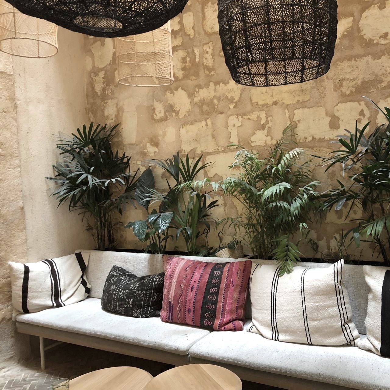 Anja Katharina Elmsheuser VIP Mentoring Marburg Geschuetzter Raum Sofa Bordeaux
